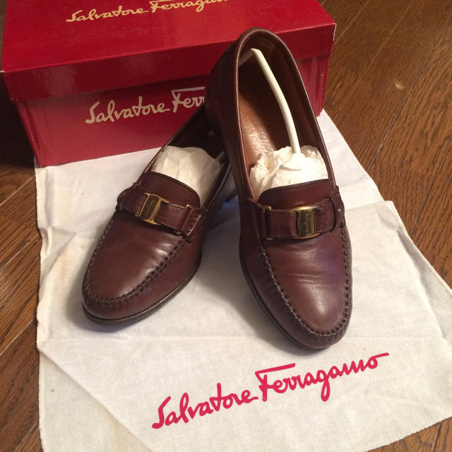 Salvatore Ferragamo(サルヴァトーレフェラガモ)のお値下げします！フェラガモ ローファー used レディースの靴/シューズ(ローファー/革靴)の商品写真