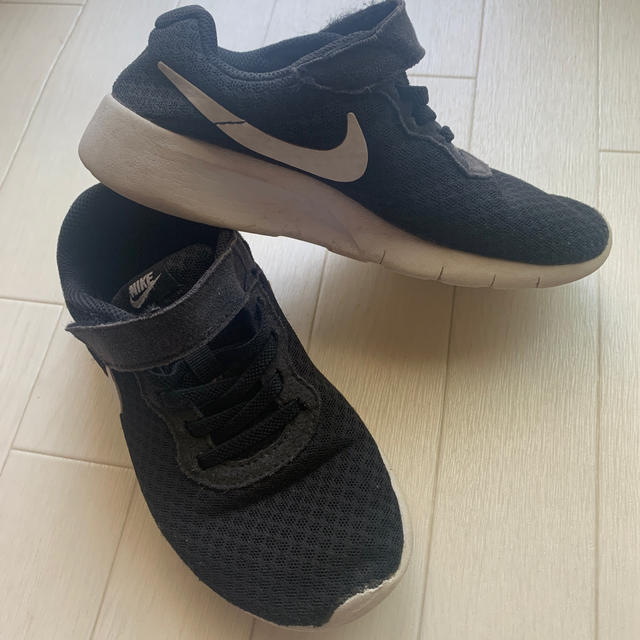 NIKE(ナイキ)のNIKE 。mayu様専用 キッズ/ベビー/マタニティのキッズ靴/シューズ(15cm~)(スニーカー)の商品写真