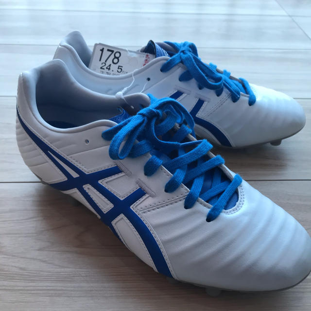 asics(アシックス)の【新品・未使用】アシックス　24.5cm サッカースパイク スポーツ/アウトドアのサッカー/フットサル(シューズ)の商品写真