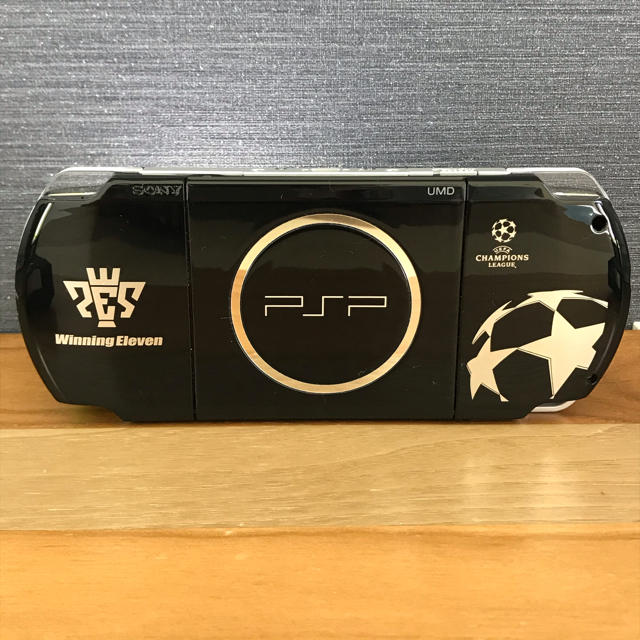 SONY(ソニー)のウイニングイレブン UEFA SP パック(PSP-3000XUB) エンタメ/ホビーのゲームソフト/ゲーム機本体(携帯用ゲーム機本体)の商品写真