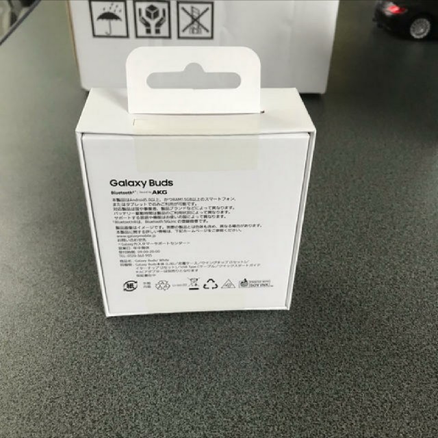 SAMSUNG(サムスン)の【新品】Galaxy Buds(W)【未開封】 スマホ/家電/カメラのオーディオ機器(ヘッドフォン/イヤフォン)の商品写真