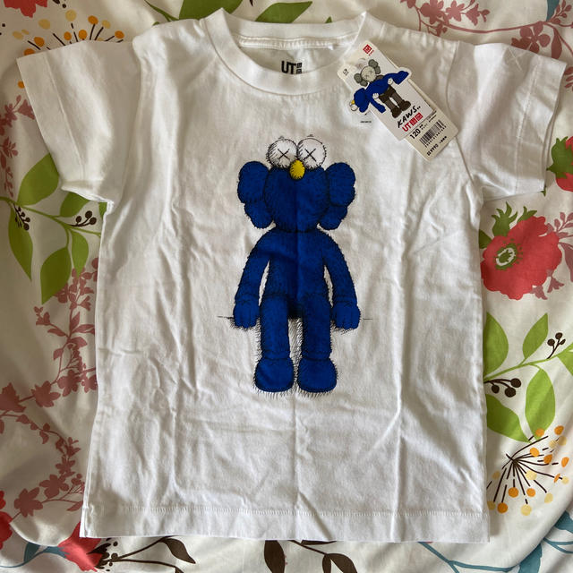 UNIQLO(ユニクロ)の新品 ユニクロ KAWS  Tシャツ 120 キッズ/ベビー/マタニティのキッズ服男の子用(90cm~)(Tシャツ/カットソー)の商品写真