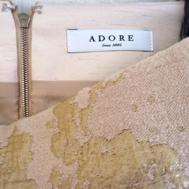 ADORE(アドーア)のADORE ゴールド タイトスカート レディースのスカート(ひざ丈スカート)の商品写真