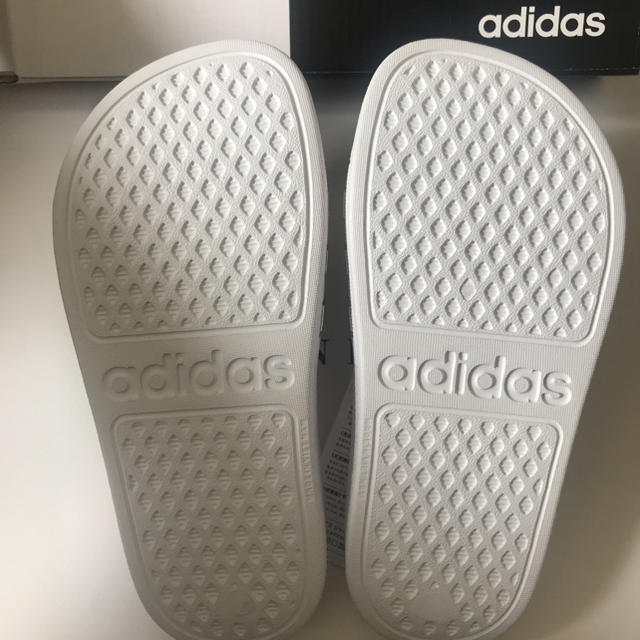 adidas(アディダス)の※箱無し発送変更お値引き※新品 adidas シャワーサンダル キッズ/ベビー/マタニティのキッズ靴/シューズ(15cm~)(サンダル)の商品写真