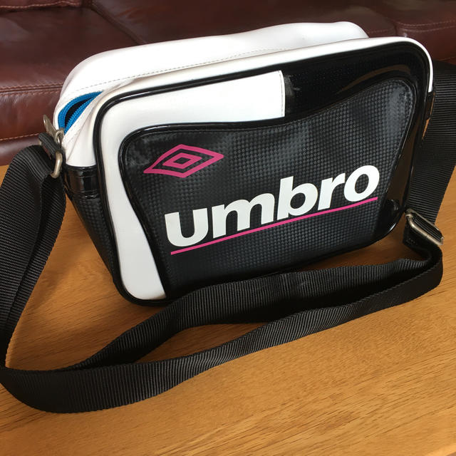 UMBRO(アンブロ)のumbroエナメルショルダーバッグ スポーツ/アウトドアのサッカー/フットサル(その他)の商品写真