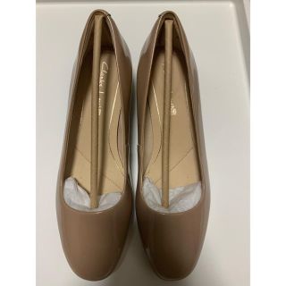 クラークス(Clarks)の10/22限定値下げ新品未使用　Clarks パンプス　24cm ベージュ(ハイヒール/パンプス)