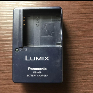 パナソニック(Panasonic)のLUMIX デジカメ充電器　DE-A39(バッテリー/充電器)