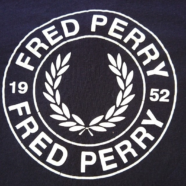 FRED PERRY(フレッドペリー)のFRED PERRY フレッドペリー ビックプリント TシャツS ブラック  メンズのトップス(Tシャツ/カットソー(半袖/袖なし))の商品写真