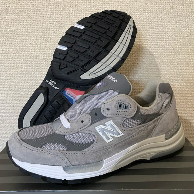 New Balance(ニューバランス)の送料込み 新品 ニューバランス M992 24 グレー ジョブズ アップル レディースの靴/シューズ(スニーカー)の商品写真