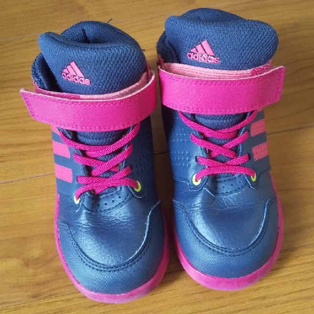 adidas(アディダス)のadidas 子供靴 キッズ/ベビー/マタニティのキッズ靴/シューズ(15cm~)(スニーカー)の商品写真