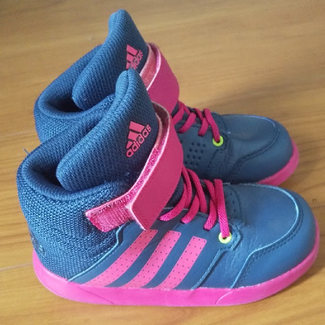 adidas(アディダス)のadidas 子供靴 キッズ/ベビー/マタニティのキッズ靴/シューズ(15cm~)(スニーカー)の商品写真