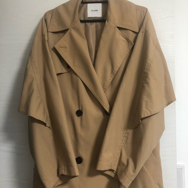 STUDIOUS(ステュディオス)のCLANE クラネ   BACK FRILL TRENCH COAT レディースのジャケット/アウター(トレンチコート)の商品写真