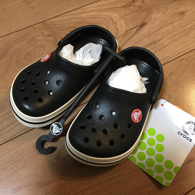 crocs(クロックス)のクロックス★黒 キッズ/ベビー/マタニティのキッズ靴/シューズ(15cm~)(サンダル)の商品写真