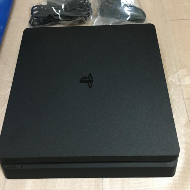 PlayStation4(プレイステーション4)のPS4 本体　中古　ジェットブラック　CUH-2000A 500GB エンタメ/ホビーのゲームソフト/ゲーム機本体(家庭用ゲーム機本体)の商品写真