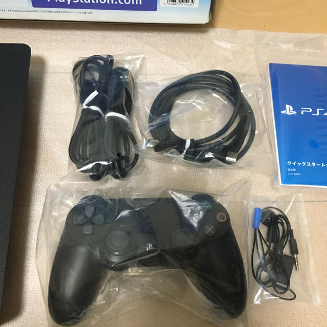 PlayStation4(プレイステーション4)のPS4 本体　中古　ジェットブラック　CUH-2000A 500GB エンタメ/ホビーのゲームソフト/ゲーム機本体(家庭用ゲーム機本体)の商品写真