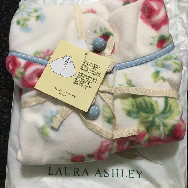 LAURA ASHLEY(ローラアシュレイ)のローラーアシュレイ　フリース　ケープ レディースのルームウェア/パジャマ(その他)の商品写真