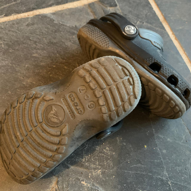 crocs(クロックス)の【値下げしました】ベビー　クロックス　サイズ【6c7】黒　used キッズ/ベビー/マタニティのベビー靴/シューズ(~14cm)(サンダル)の商品写真