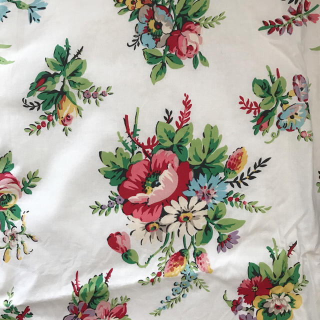 にする】 LAURA ASHLEY - 〈専用〉ローラアシュレイ カーテン2枚組の