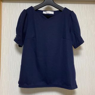 トッコ(tocco)のトッコクローゼット　袖のパールが可愛いトップス(シャツ/ブラウス(半袖/袖なし))