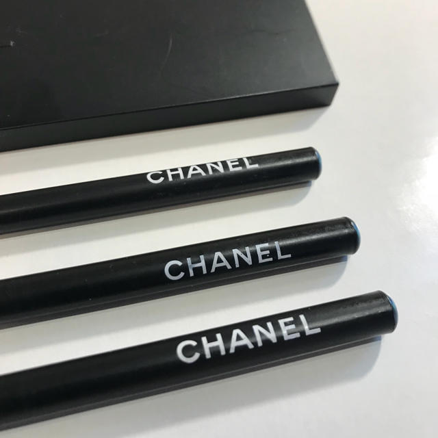 CHANEL(シャネル)の【みい様 専用】非売品 CHANEL ノベルティ 鉛筆3本 & ペンケースセット インテリア/住まい/日用品の文房具(ペン/マーカー)の商品写真