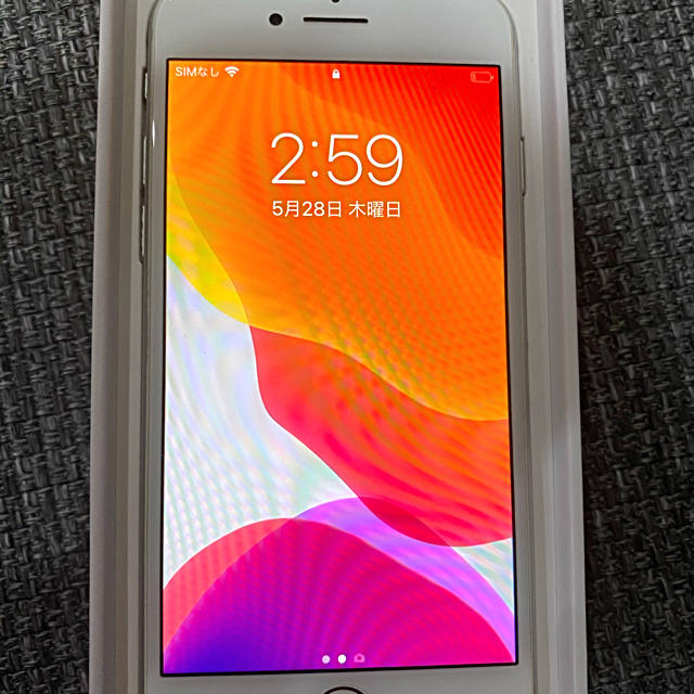 iPhone(アイフォーン)のiPhone8 256GB au 白 ホワイト 本体 スマホ/家電/カメラのスマートフォン/携帯電話(スマートフォン本体)の商品写真