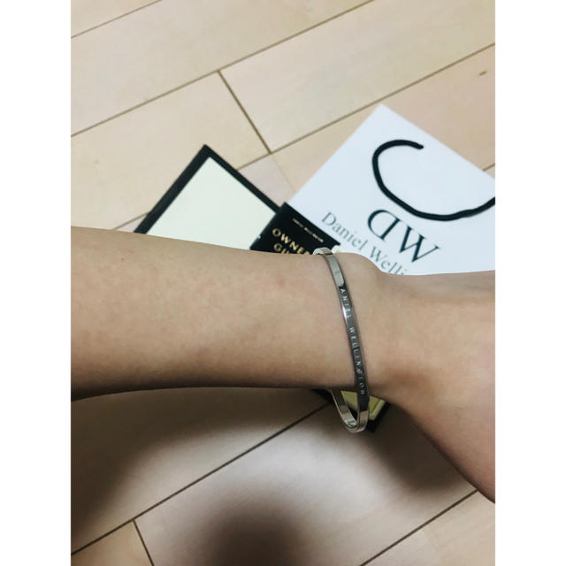 Daniel Wellington(ダニエルウェリントン)の（箱付き）DWダニエルウェリントンバングルシルバーL*2 レディースのアクセサリー(ブレスレット/バングル)の商品写真