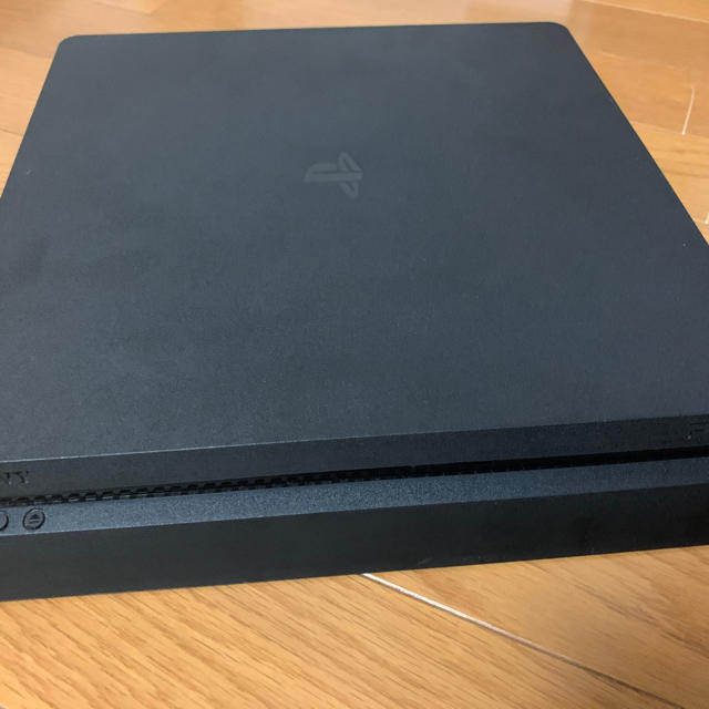 PlayStation4(プレイステーション4)のPS4 ジェット・ブラック　500GB エンタメ/ホビーのゲームソフト/ゲーム機本体(家庭用ゲーム機本体)の商品写真