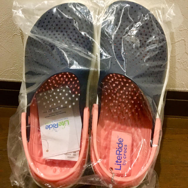 crocs(クロックス)のcrocs クロックス ライトライド 23㎝ 新品 新素材 サンダル レディースの靴/シューズ(サンダル)の商品写真