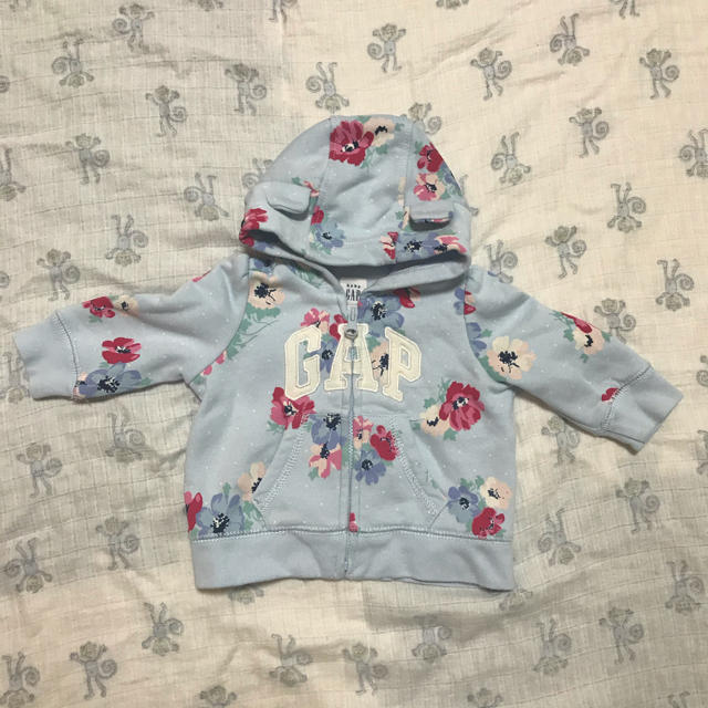 GAP(ギャップ)のbabyGAPパーカー　女の子 キッズ/ベビー/マタニティのベビー服(~85cm)(ジャケット/コート)の商品写真