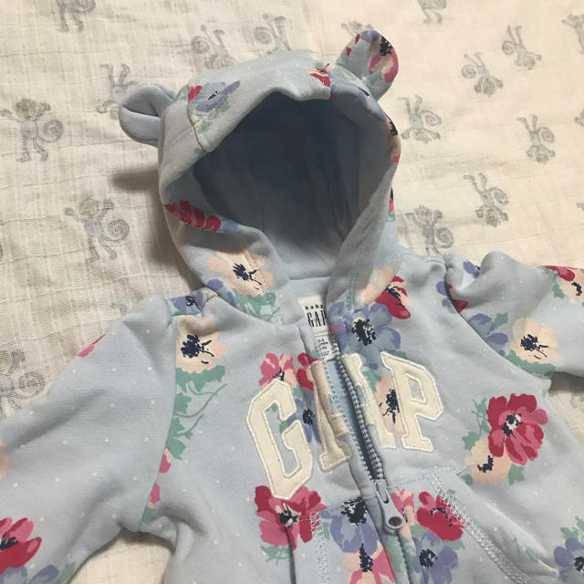 GAP(ギャップ)のbabyGAPパーカー　女の子 キッズ/ベビー/マタニティのベビー服(~85cm)(ジャケット/コート)の商品写真