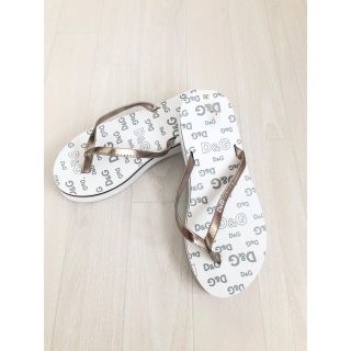 ドルチェアンドガッバーナ(DOLCE&GABBANA)の【新品】ドルチェアンドガッパーナ　ビーチサンダル　白　36 23cm(ビーチサンダル)