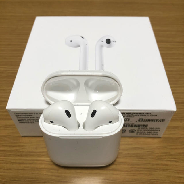 Apple(アップル)のAirPods スマホ/家電/カメラのオーディオ機器(ヘッドフォン/イヤフォン)の商品写真