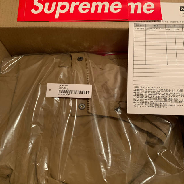 Supreme(シュプリーム)の【S】シュプリーム ノースフェイス Cargo Jacket Gold 茶 メンズのジャケット/アウター(マウンテンパーカー)の商品写真