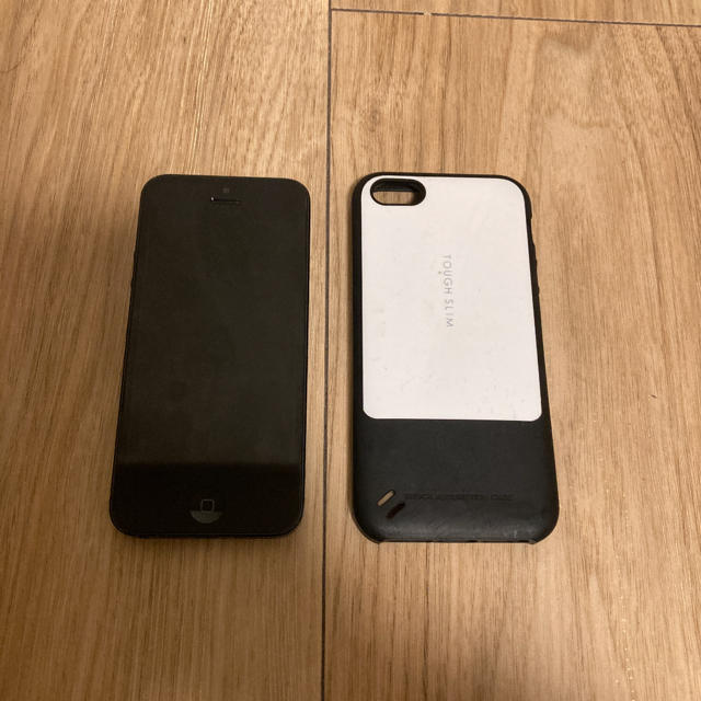 iPhone(アイフォーン)のiPhone 5 Black 16 GB au スマホ/家電/カメラのスマートフォン/携帯電話(スマートフォン本体)の商品写真