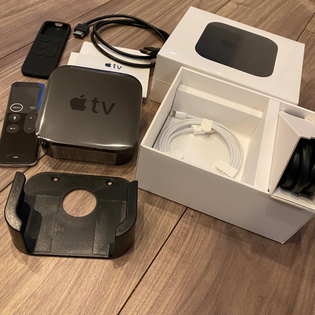 Apple(アップル)のAppleTV 4K HDR32GB/ケース、リモコンケース、HDMIケーブル付 スマホ/家電/カメラのテレビ/映像機器(映像用ケーブル)の商品写真