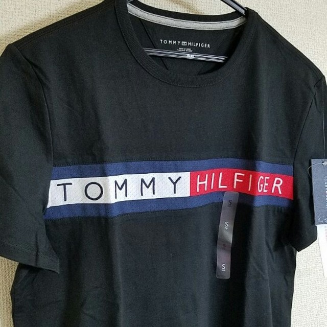 TOMMY HILFIGER(トミーヒルフィガー)のトミー　フラッグロゴ入り　メンズ用　Tシャツ　ブラック　Sサイズ　新品未使用　 メンズのトップス(Tシャツ/カットソー(半袖/袖なし))の商品写真