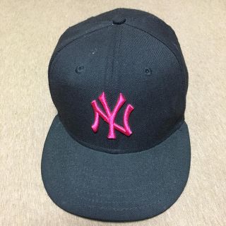 ニューエラー(NEW ERA)のニューエラー♪フリーサイズ♪調節可能・黒、ロゴ赤ピンク？可愛あか抜けて見えるよー(キャップ)