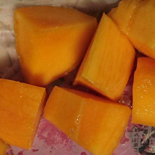 1.マンゴー 3kg mango 家庭用 傷黒点あり 食品/飲料/酒の食品(フルーツ)の商品写真