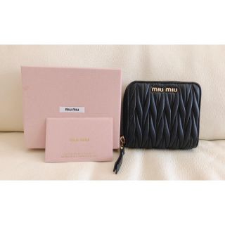 ミュウミュウ(miumiu)の折りたたみ財布　マテラッセ　ブラック(財布)