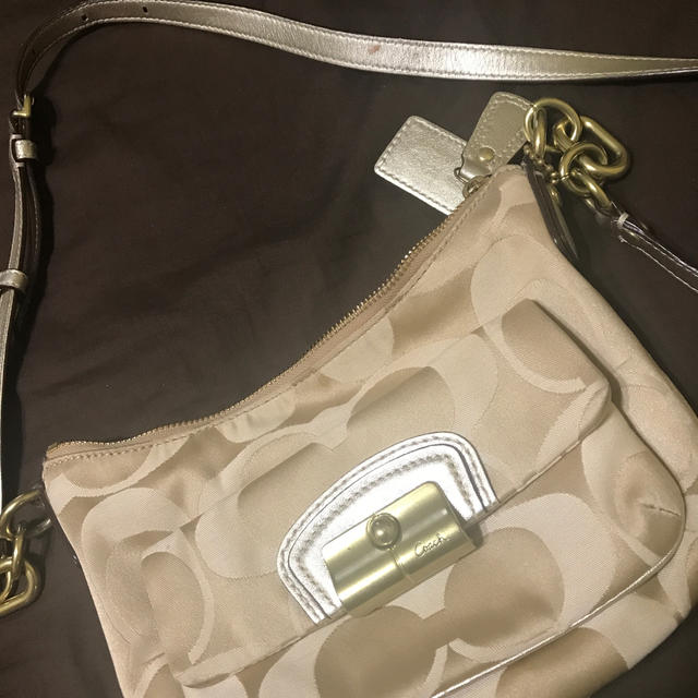 COACH(コーチ)のゴールドで可愛い　コーチのバック　ショルダー レディースのバッグ(ショルダーバッグ)の商品写真