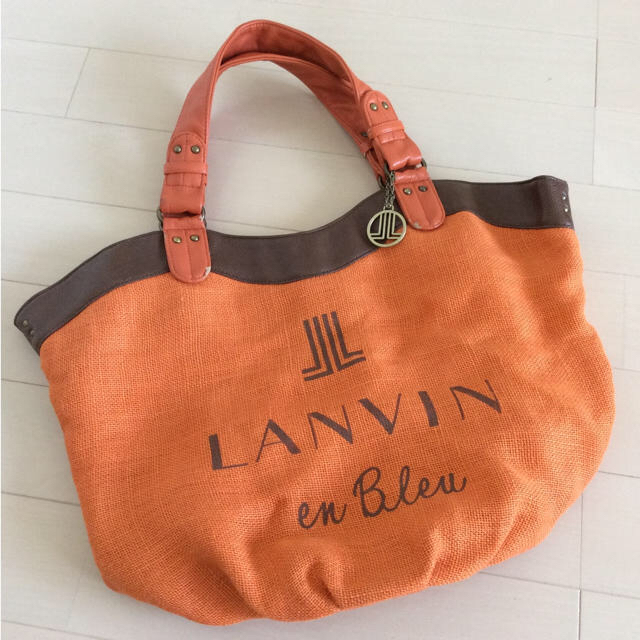 LANVIN en Bleu(ランバンオンブルー)のLANVIN en Blueランバン・ジュートトート・オレンジ大・チャーム付 レディースのバッグ(トートバッグ)の商品写真