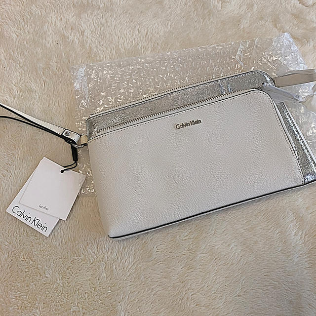 Calvin Klein(カルバンクライン)の最終値　新品　カルバンクライン　Calvin Klein ポーチ　クラッチ レディースのファッション小物(ポーチ)の商品写真