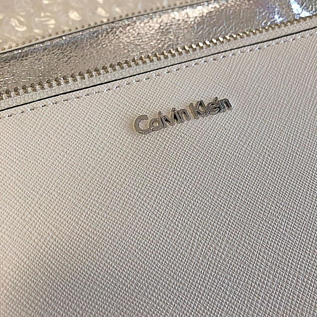 Calvin Klein(カルバンクライン)の最終値　新品　カルバンクライン　Calvin Klein ポーチ　クラッチ レディースのファッション小物(ポーチ)の商品写真