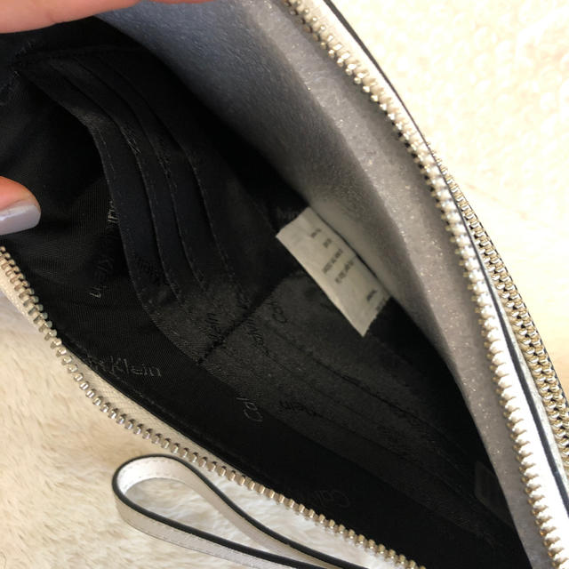 Calvin Klein(カルバンクライン)の最終値　新品　カルバンクライン　Calvin Klein ポーチ　クラッチ レディースのファッション小物(ポーチ)の商品写真