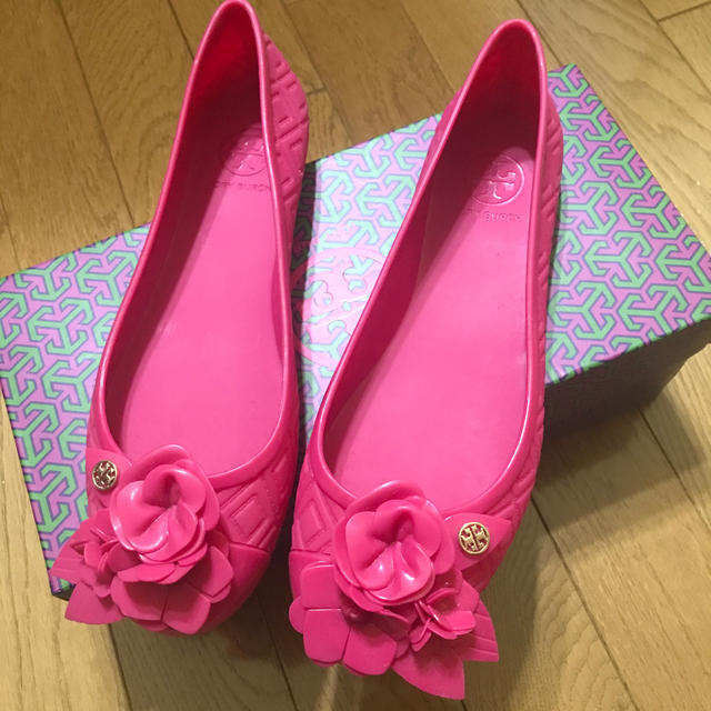 Tory Burch(トリーバーチ)の美品　トリーバーチ　一点で可愛い　ピンクのパンプス レディースの靴/シューズ(ハイヒール/パンプス)の商品写真