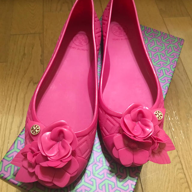 Tory Burch(トリーバーチ)の美品　トリーバーチ　一点で可愛い　ピンクのパンプス レディースの靴/シューズ(ハイヒール/パンプス)の商品写真