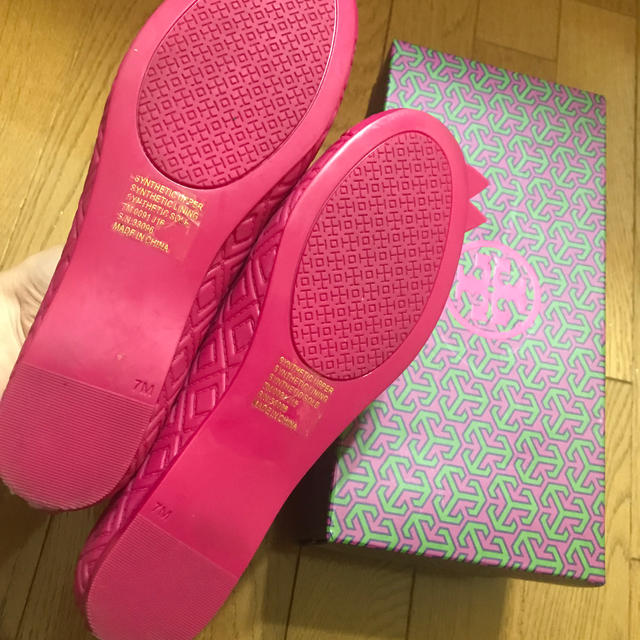 Tory Burch(トリーバーチ)の美品　トリーバーチ　一点で可愛い　ピンクのパンプス レディースの靴/シューズ(ハイヒール/パンプス)の商品写真