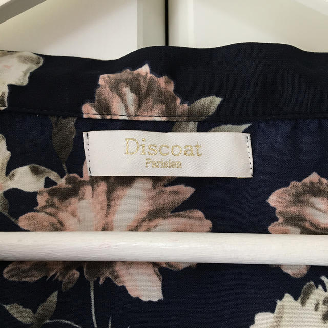 Discoat(ディスコート)のDiscoat Parisien 花柄ブラウス レディースのトップス(シャツ/ブラウス(半袖/袖なし))の商品写真