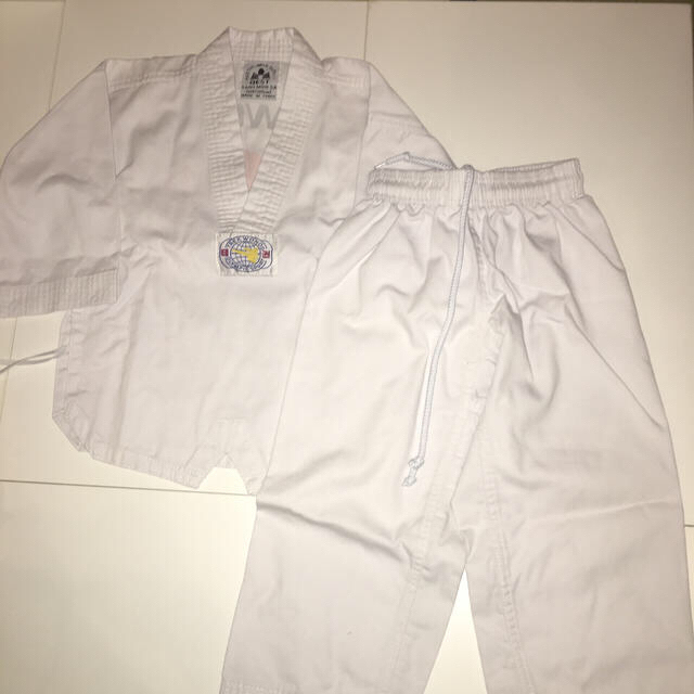 子供用テコンドー着(白、黄2色の帯付き) キッズ/ベビー/マタニティのキッズ服男の子用(90cm~)(その他)の商品写真