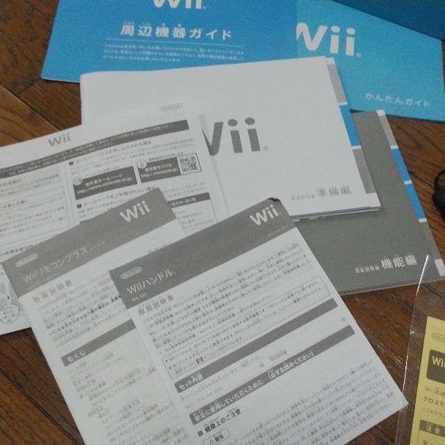 Wii(ウィー)のWii本体1式＋リモコン3本＋ハンドル操作＋ソフト7本＋説明書　全部まとめて エンタメ/ホビーのゲームソフト/ゲーム機本体(家庭用ゲーム機本体)の商品写真